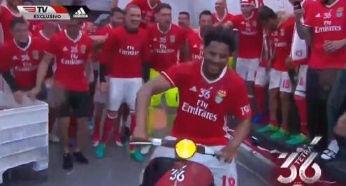 بالفيديو.. احتفالات غريبة في غرفة ملابس بنفيكا